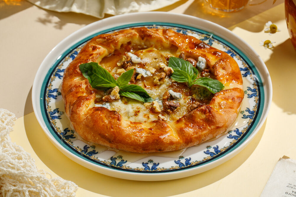 Хачапури с грушей, горгонзолой и грецким орехом