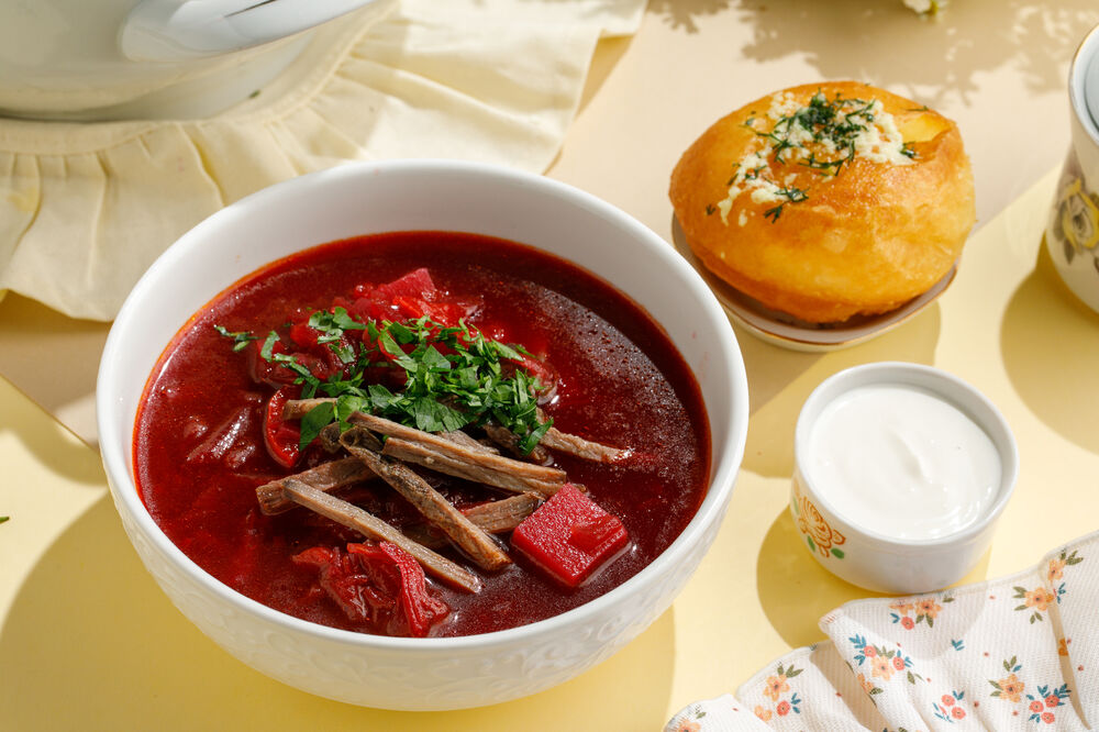 Суп "Борщ" с чесночной пампушкой