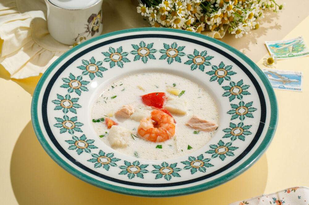 Сливочная уха с рыбой и креветкой