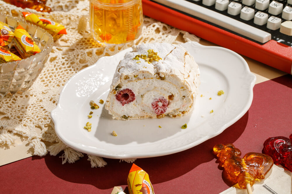 Десерт "Фисташковый рулет с малиной"