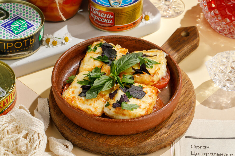 Fried Suluguni cheese with tomatoes and basil