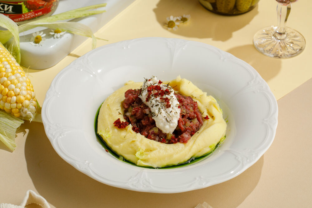 Тартар из бычка с соусом из Сулугуни