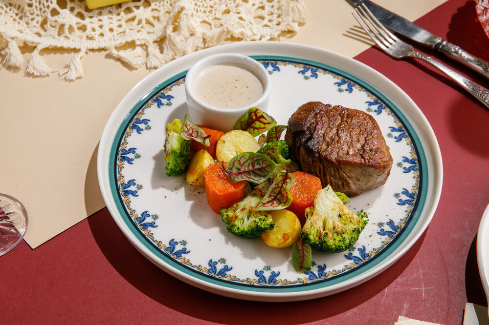 Filet Mignon with Roasted Vegetables and Pepper Sauce