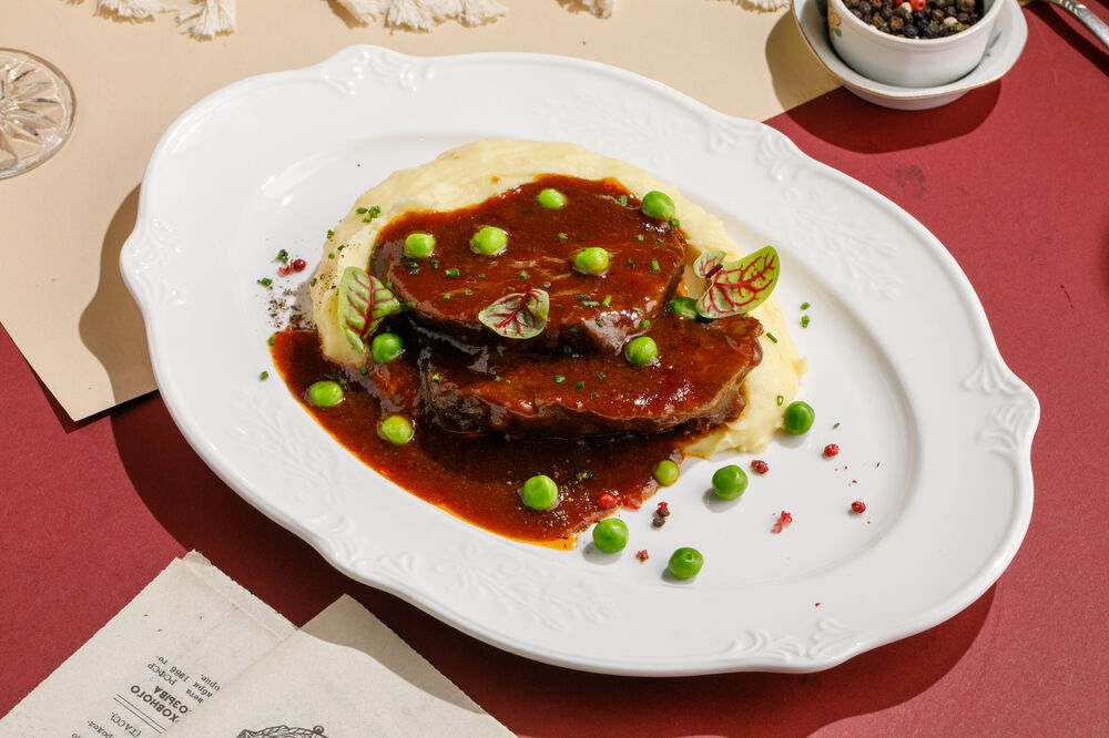 Stewed beef cheeks with mashed potatoes