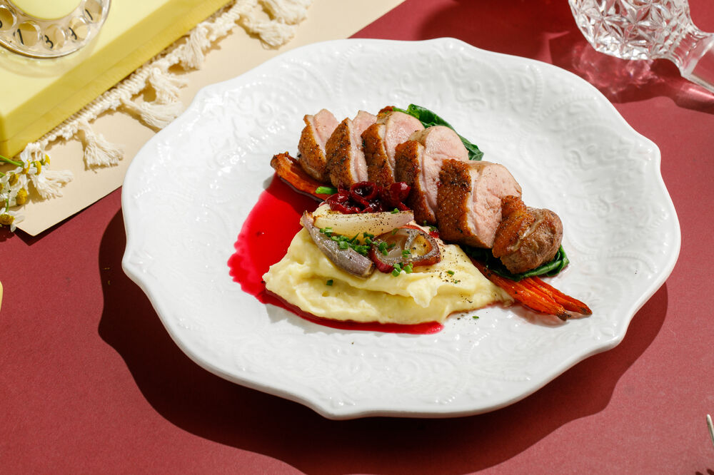 Филе утки с печеной морковью и пюре