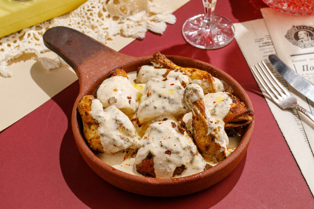 Цыпленок в сметанном соусе со специями