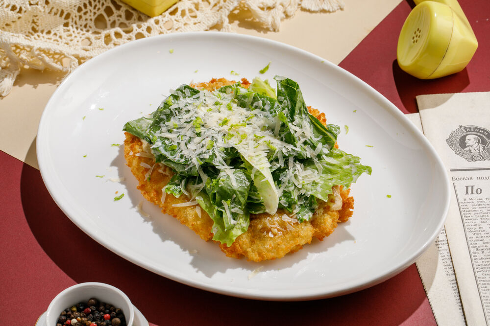 Куриный шницель с соусом "Цезарь" и салатом ромейн