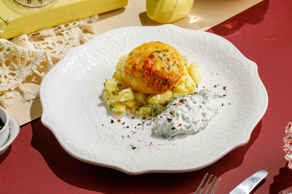 Рыбная котлета с мятым картофелем