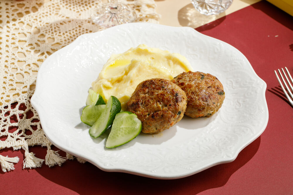 Homemade cutlets with mashed potatoes