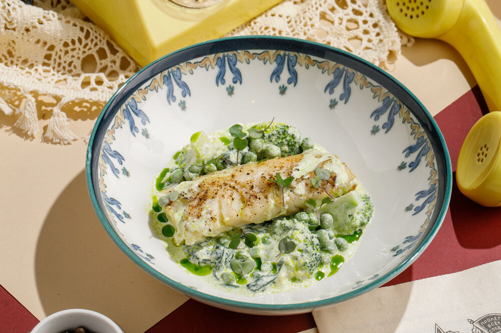 Судак с брокколи и шпинатом