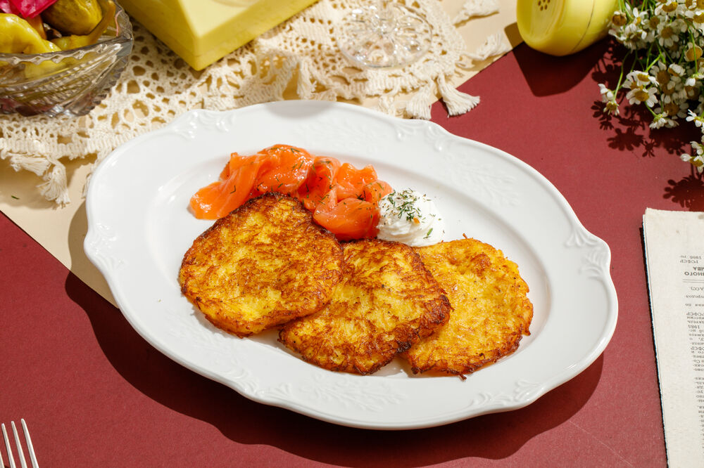 Домашние картофельные драники с лососем
