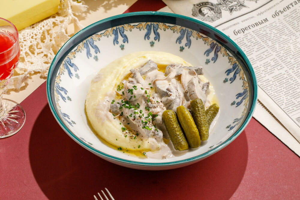 Бефстроганов с картофельным пюре и солеными огурчиками