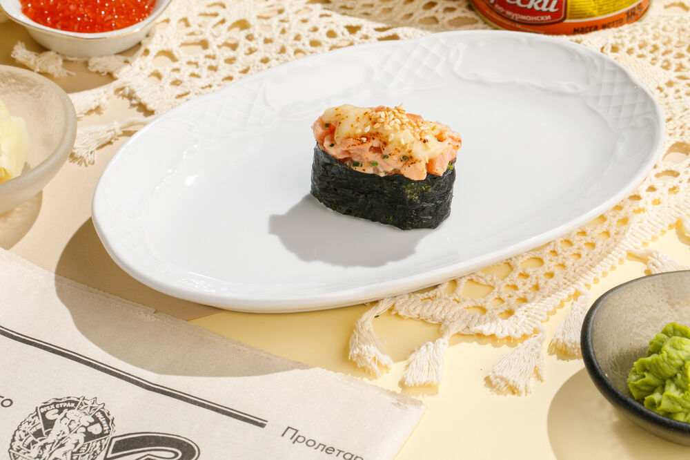 Запеченные суши с лососем
