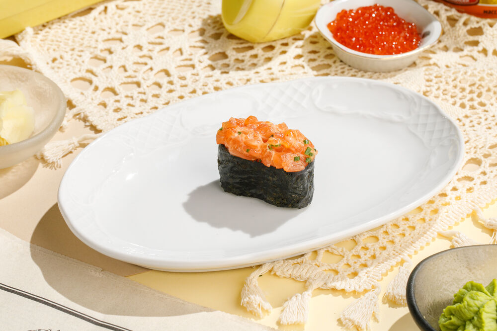 Острые суши с лососем