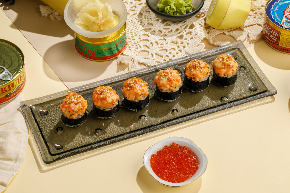 Classic roll with sea salmon with sushi rice, nori.