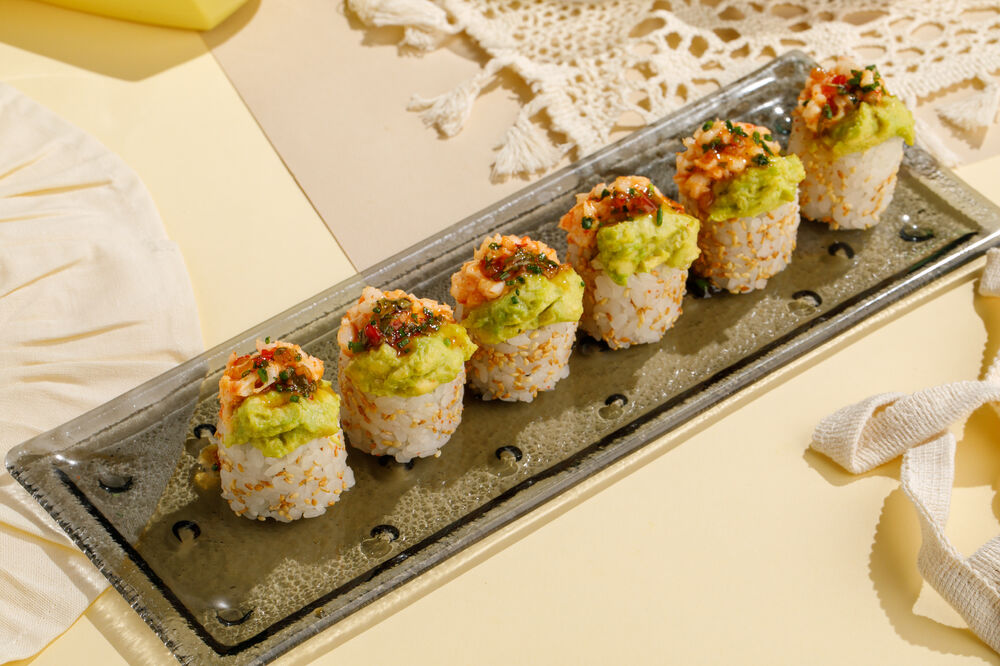 Roll with shrimp and avocado cream