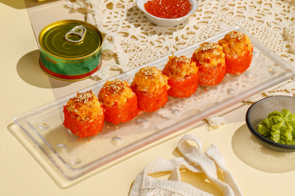 Запеченный ролл с крабом, креветкой и лососем