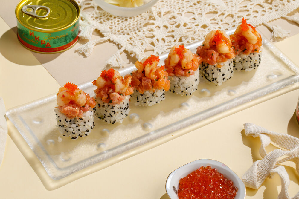 Сливочный ролл с лососем, тунцом и креветкой 