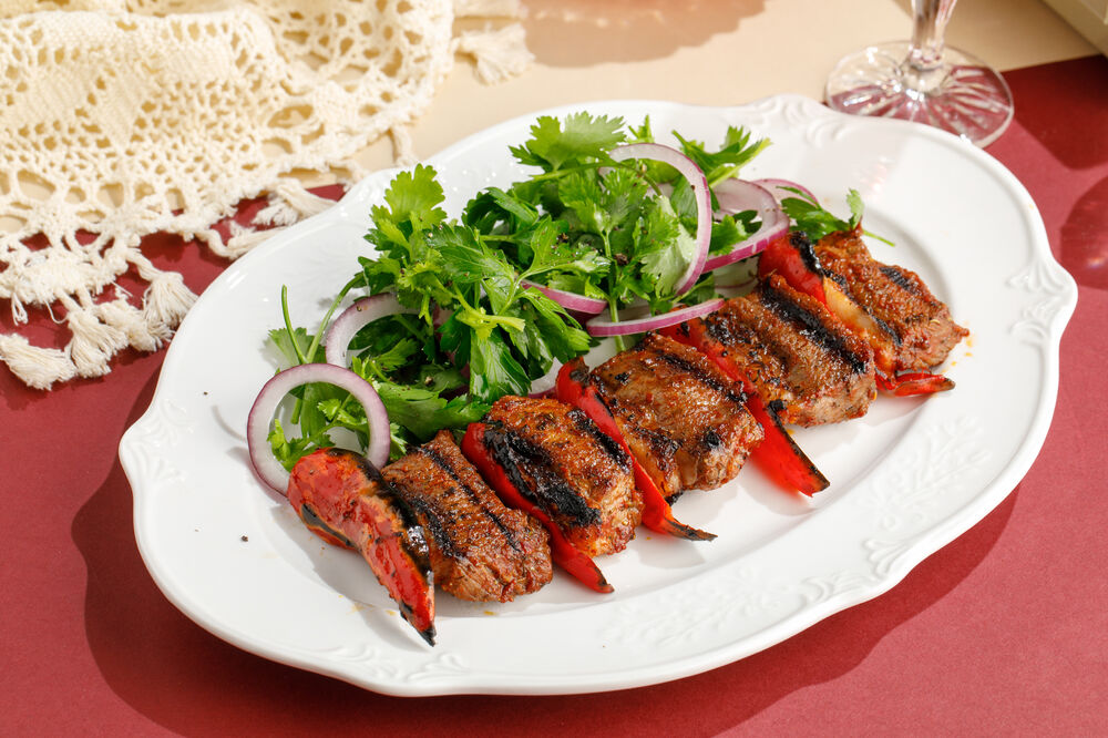 Седло ягненка с ароматной зеленью