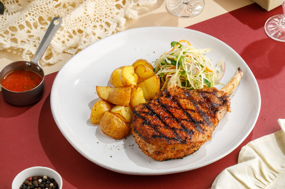 Свиная корейка с беби-картофелем