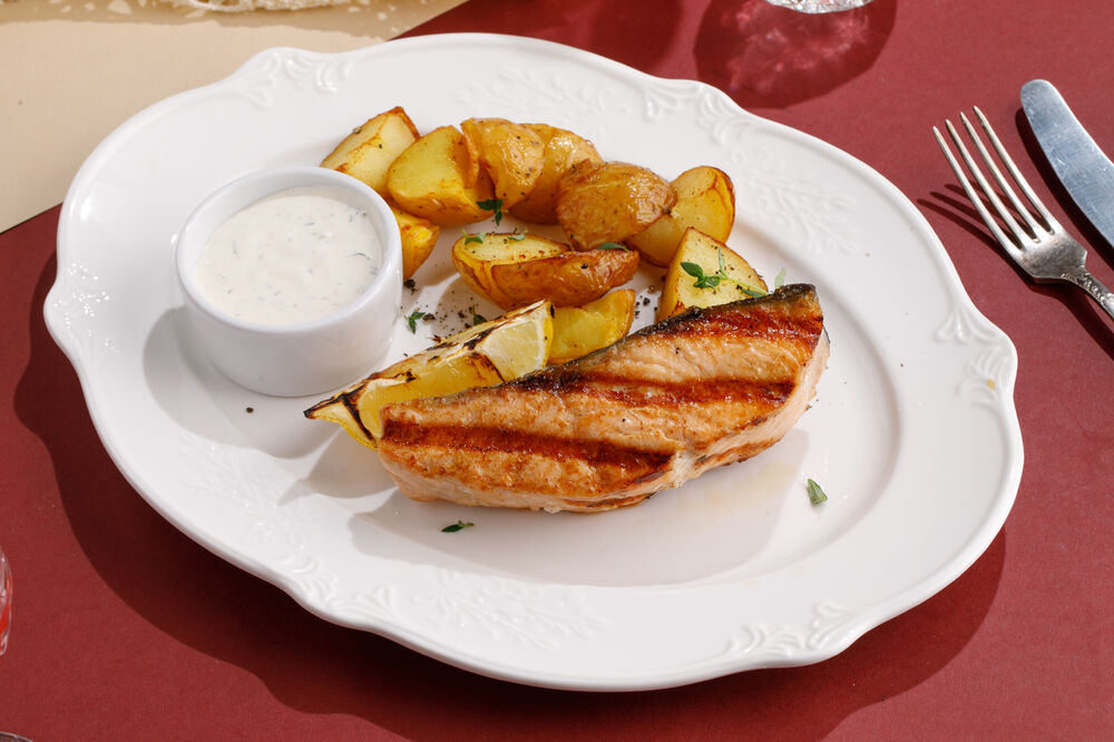 Лосось с картофелем по-домашнему