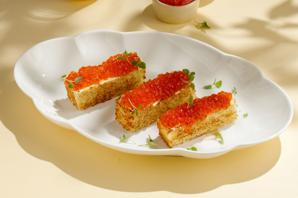 Бриошь с красной икрой