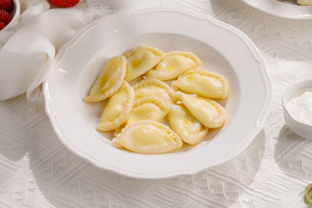 Dumplings with cottage cheese and sour cream