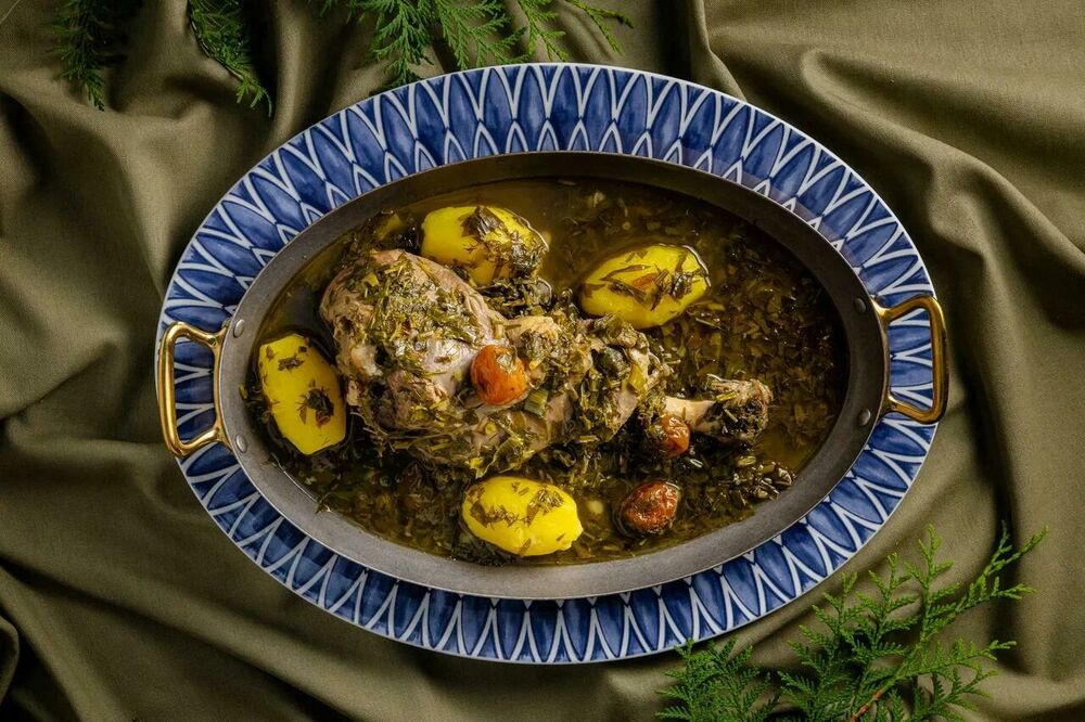 Голень индейки, томленая в Ркацители с зеленью и алычой