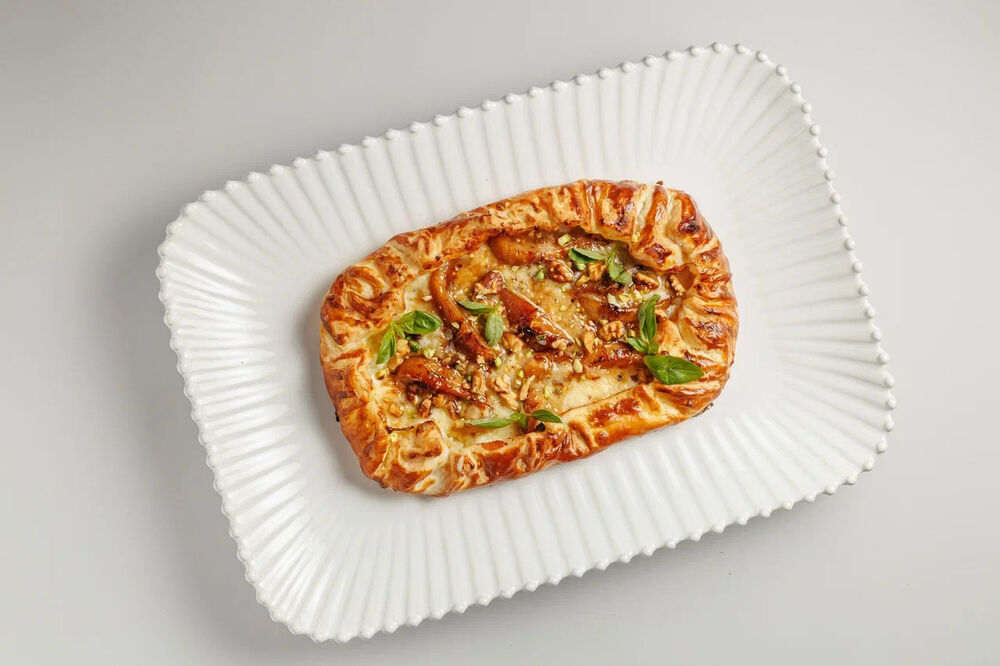  Crispy khachapuri with pear and gorgonzola