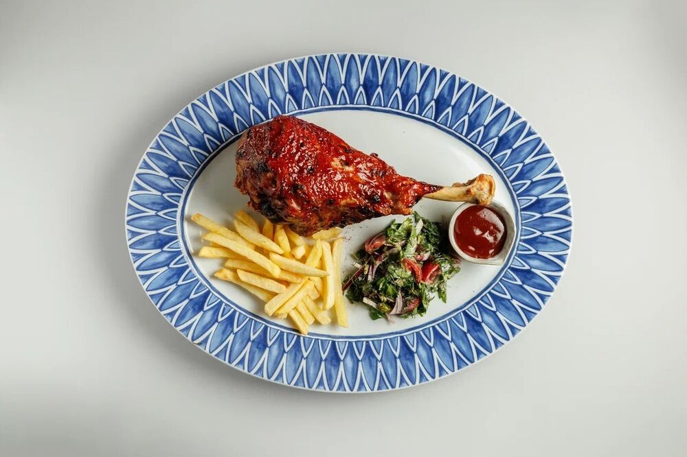 Запеченная голень индейки в пряном соусе сацебели с картофелем фри