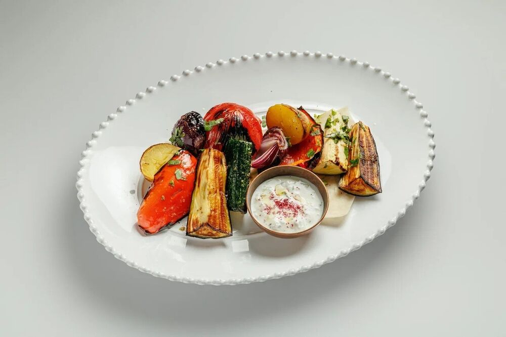 Овощной шашлык с соусом дзадзики