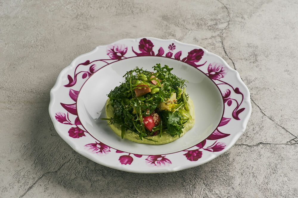 Зеленый салат с кремом из авокадо и маринованным редисом