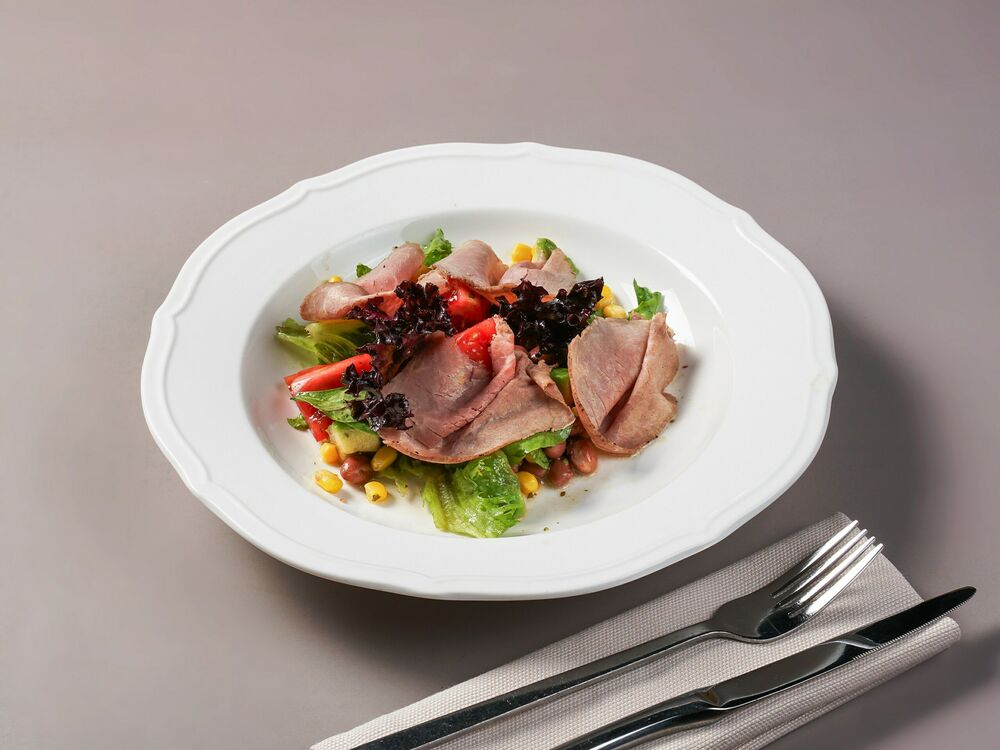 Салат с ростбифом, фасолью и молодой кукурузой