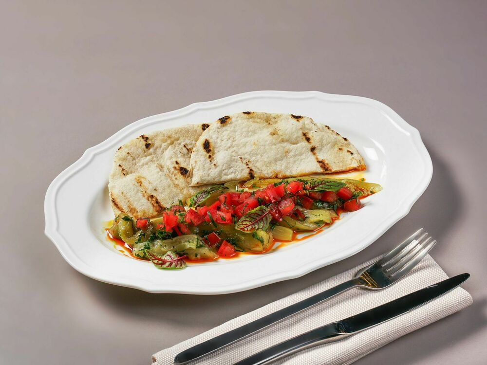 Пряный баклажан с тартаром из спелых томатов 