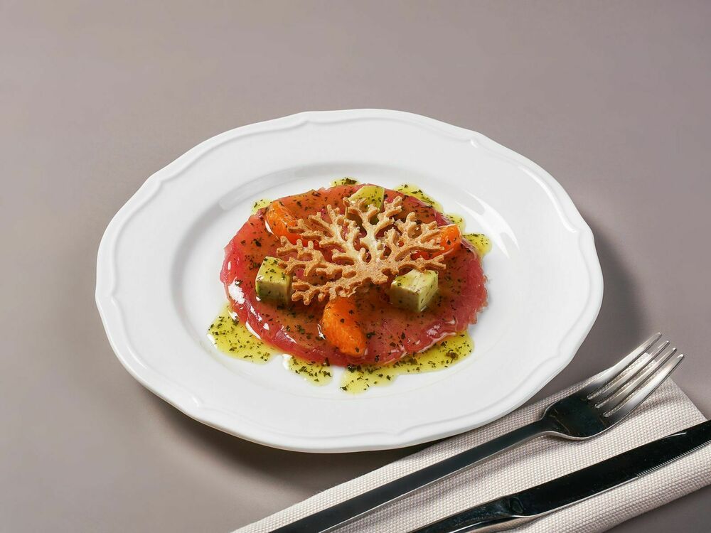 Карпаччо из тунца с маринованным дрессингом