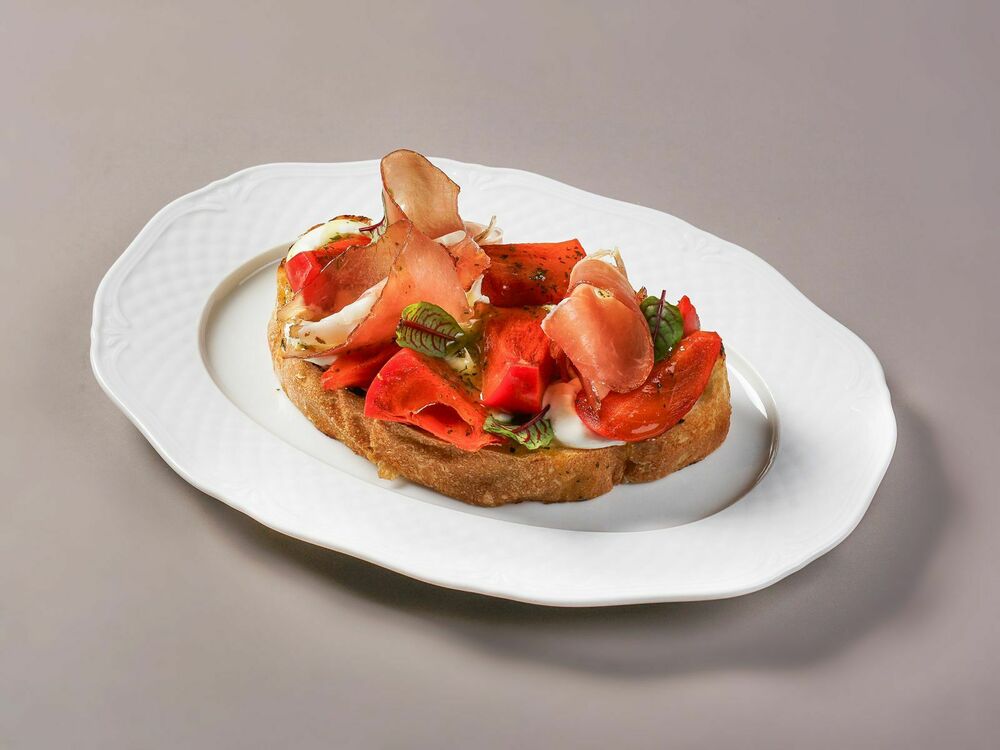 Чиабатта с лаймовым соусом, хурмой и сыровяленым окороком