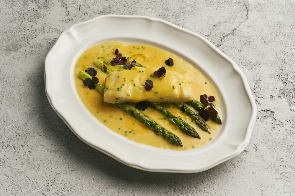 Палтус со спаржей и соусом шампань