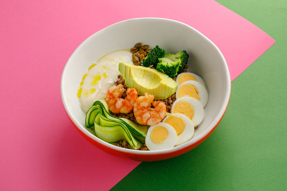 Боул с гречей, авокадо и креветкой.