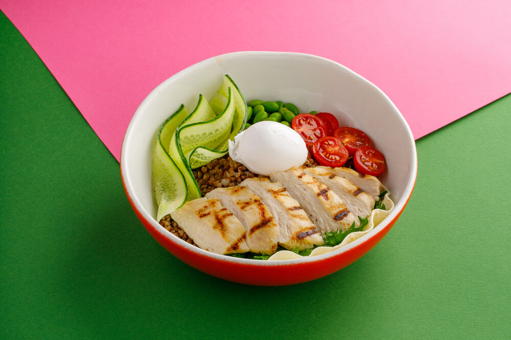 Боул с гречей, куриной грудкой и яйцом пашот.
