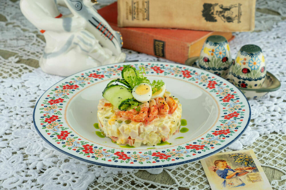 Оливье с копченой курицей и раковыми шейками 0,5 кг