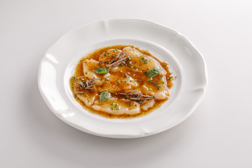 Scallop carpaccio with truffle