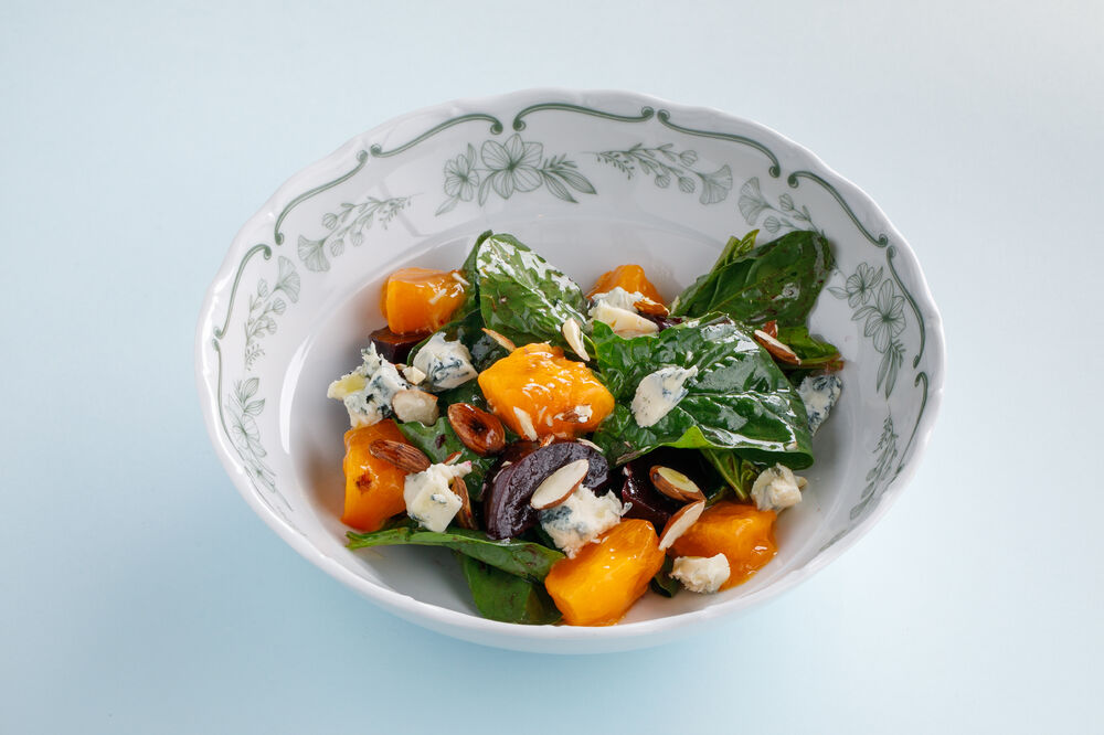 Салат с хурмой, голубым сыром и миндалем