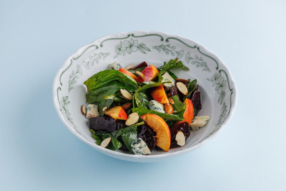 Salad with seasonal fruit, blue cheese and almonds