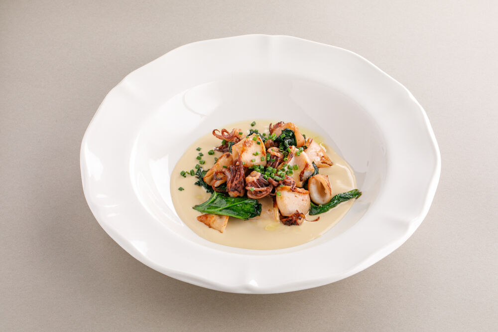 Loligo squid with oyster sauce and spinach