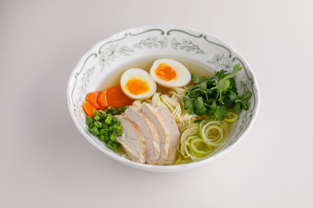 Азиатский куриный суп с лапшой