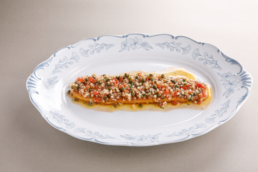 Камбала с сальсой из каперсов и лука шалот