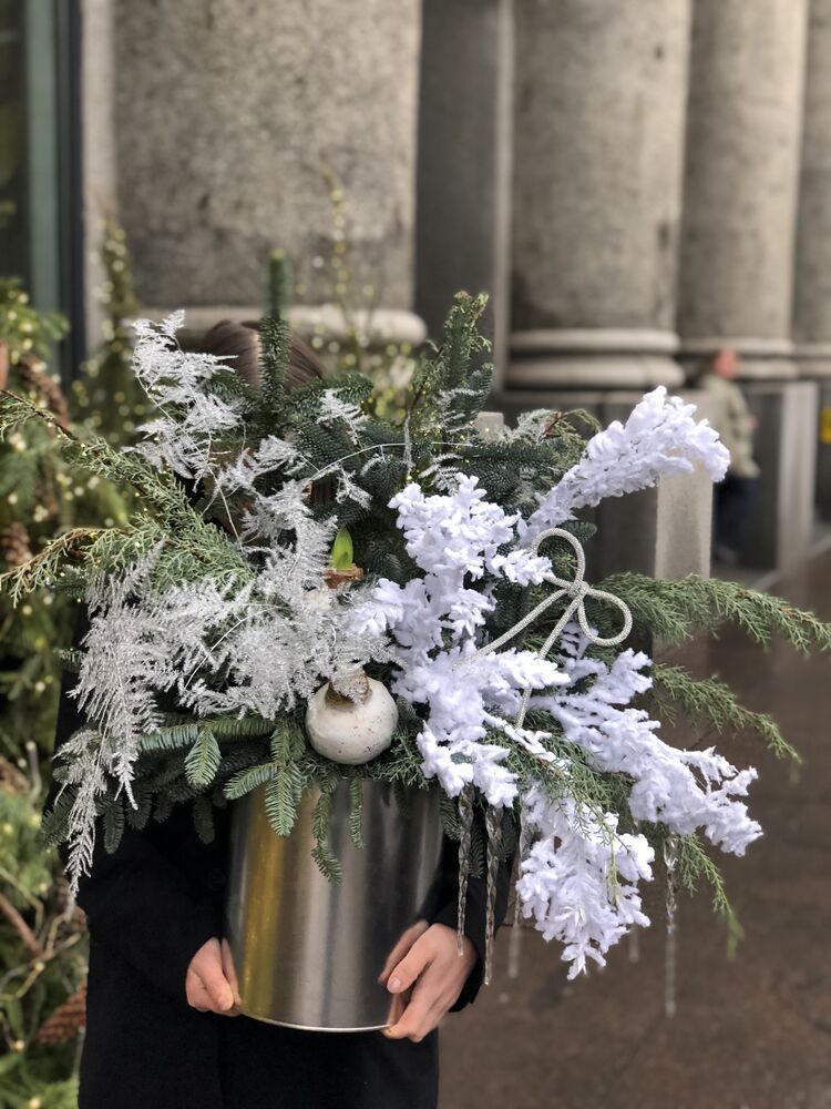 Объемная композиция в серебре