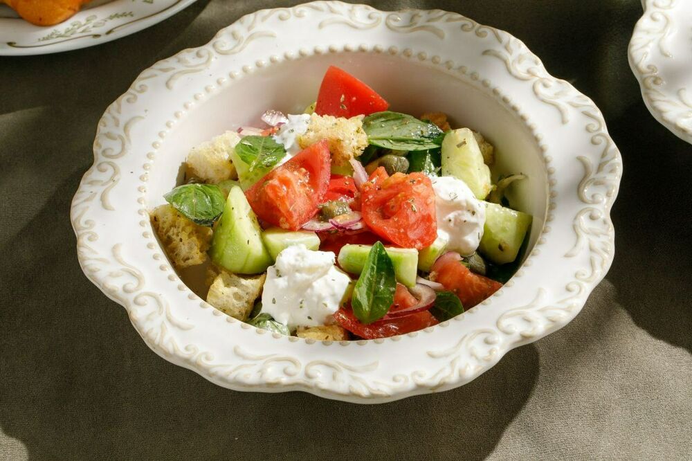 Vegetable salad with croutons and stracatella
