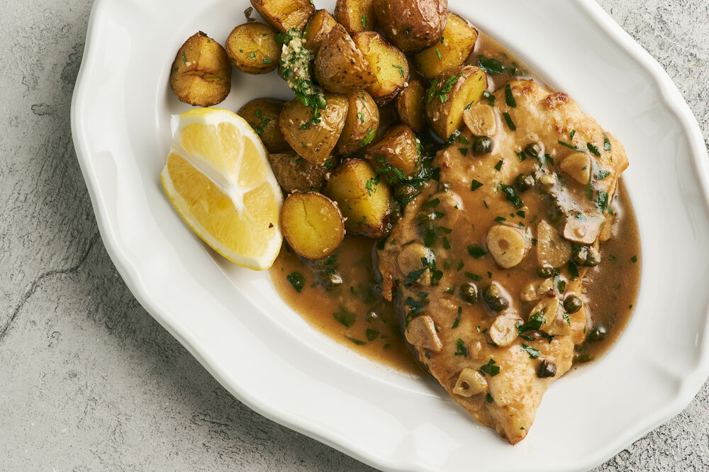 Chiken fillet in lemon sauce with capers and potatoes