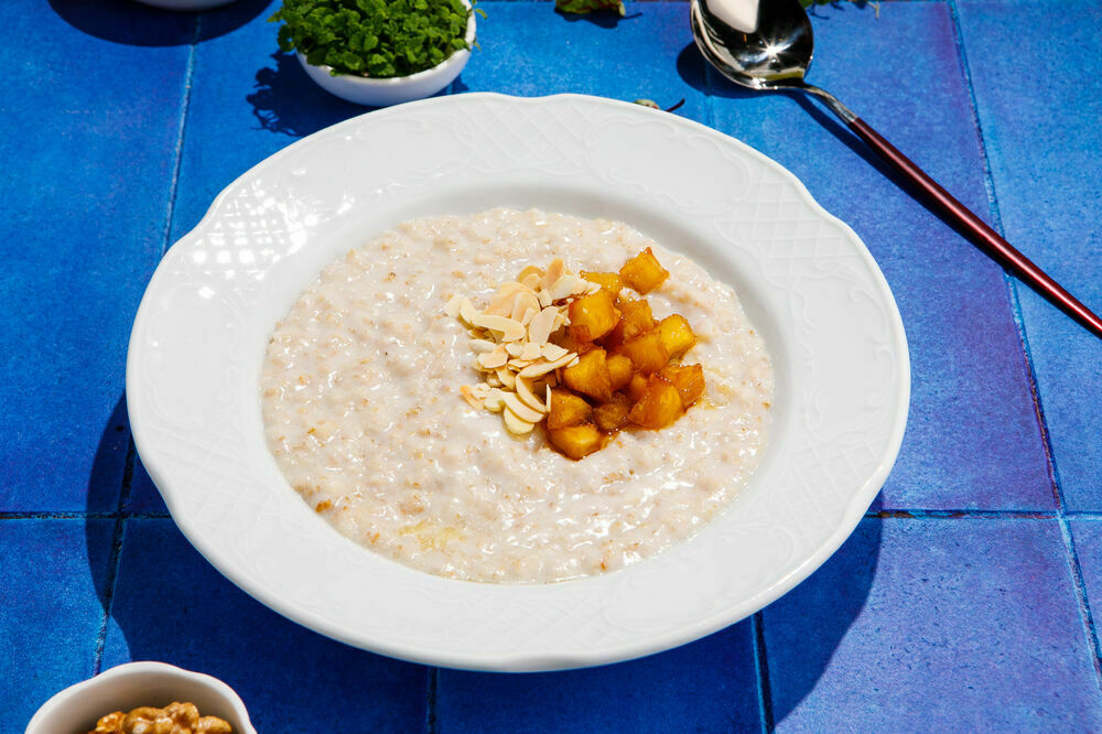 Oatmeal with Apple and Almonds